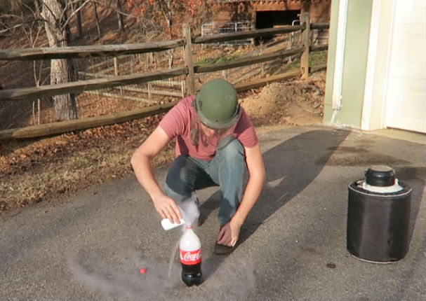 ¿Qué pasa si mezclas Coca- Cola con nitrógeno? Él lo hizo y así quedó - VIDEO