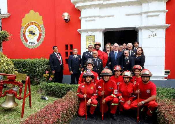 ¡Feliz día a los hombres de rojo del país!