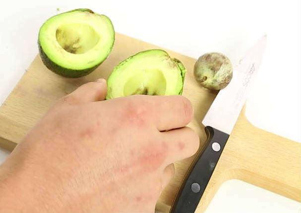 ¿Tan simple era? Video demuestra que no sabes partir una palta y otras frutas