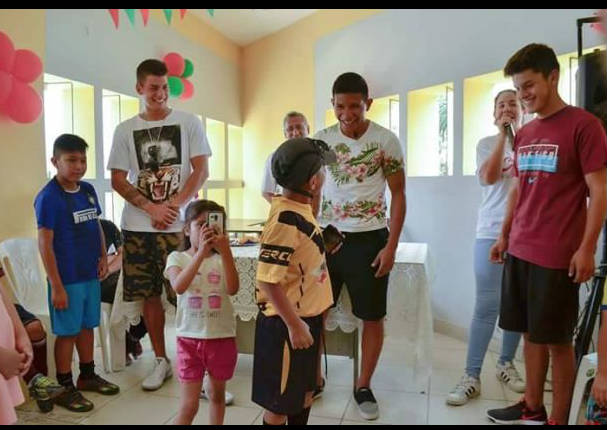 Farfán y Guerrero llevaron gran sorpresa a niños por Navidad