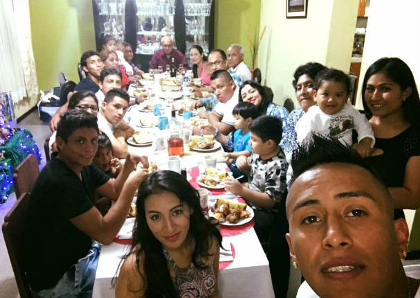 Christian Cueva se reencontró con su familia y amistades por Navidad - FOTOS