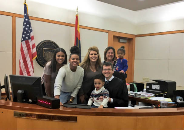 Niño es finalmente adoptado y su reacción se vuelve viral