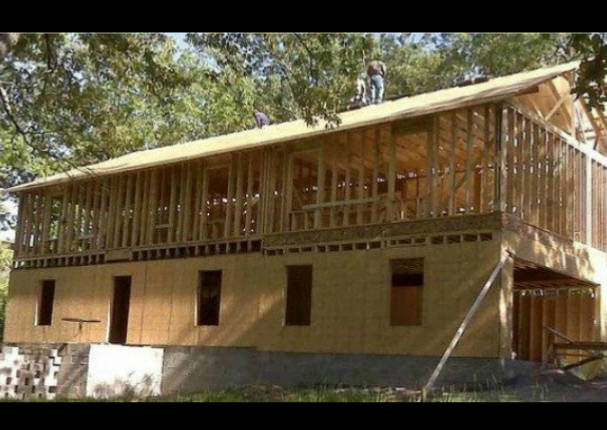Esta mujer construyó su casa viendo tutoriales de YouTube
