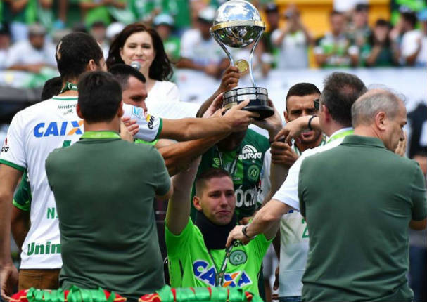 Chapecoense: Detienen partido para homenajear a víctimas - VIDEO