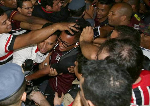 Hinchas de Sao Paulo adoran a Cueva y hasta lo besan - VIDEO