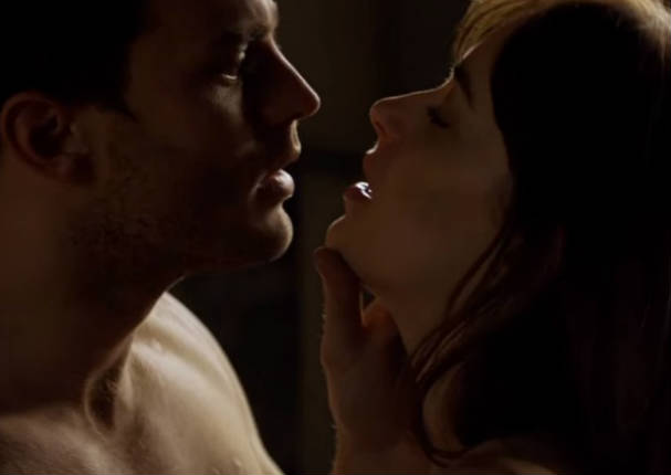 ‘Christian Grey’ de 50 sombras de Grey cuenta lo incómodo que es grabar escenas subidas de tono