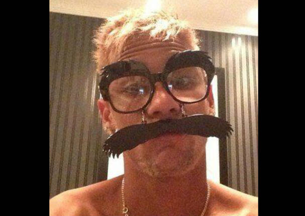 Compañeros de Neymar se burlan de su Bigote - VIDEO