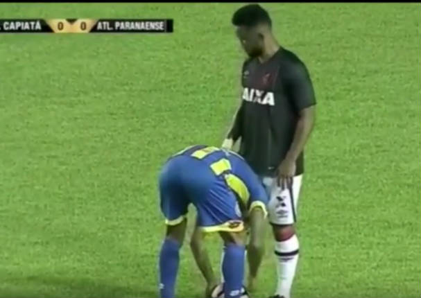 Le desata los pasadores a su rival para ganar el partido - VIDEO