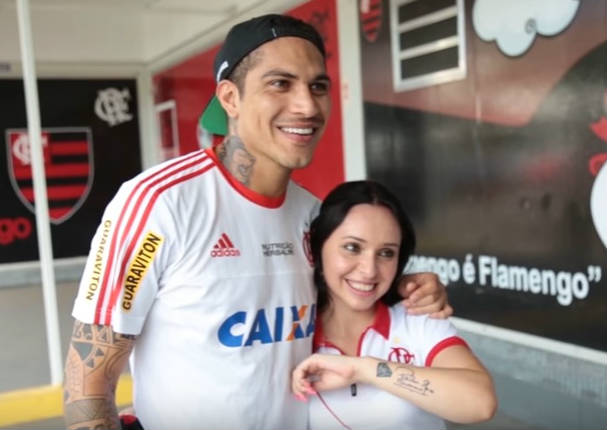 La fanática que se tatuó el nombre de Paolo Guerrero - VIDEO