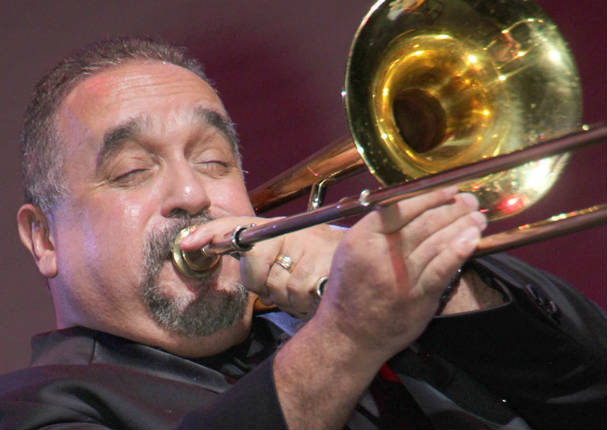 Reguetonero tiene su salsa y canta 'Idilio' de Willie Colón  - VIDEO