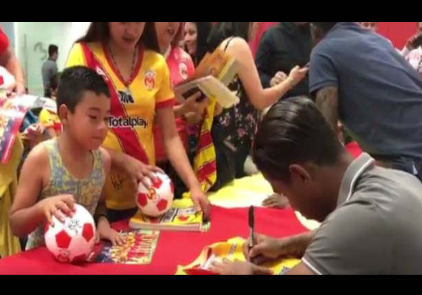 Niño se saca emocionado la camiseta para que Andy Polo se la firme- VIDEO