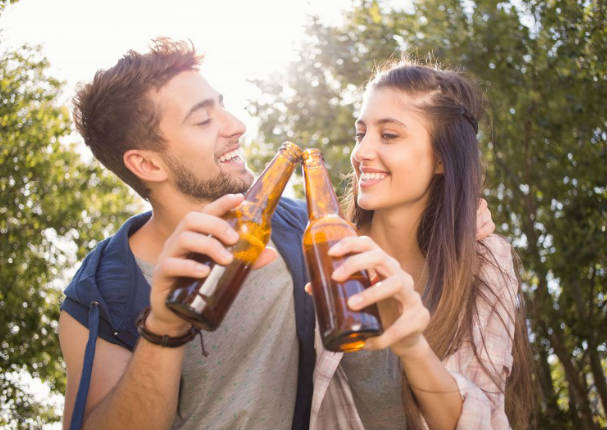 Parejas serían más felices y duraderas si toman juntos