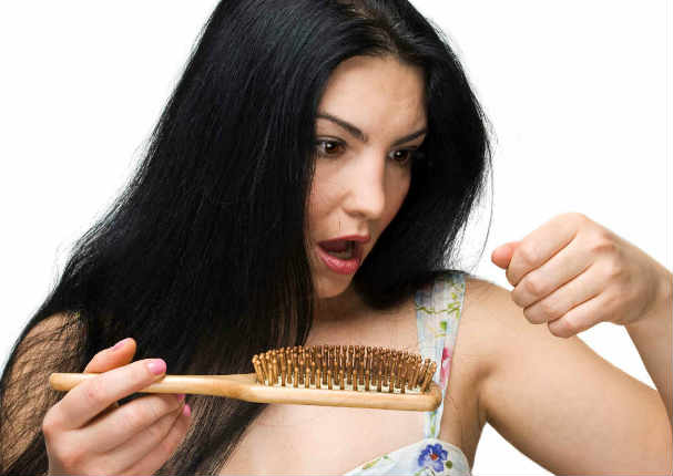 ¿Se te cae el cabello seguido? Esto es lo que puedes hacer