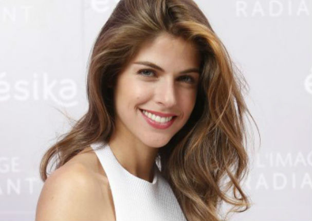 ¡Qué sexys! Stephanie Cayo y sus hermanas causan sensación al posar en diminuto bikini