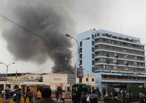 Centro de Lima: Incendio en Mesa Redonda se registra con explosiones - VIDEO
