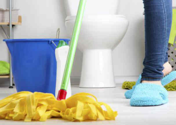 ¡Facilísimo! Elimina el moho de tu baño con este preparado