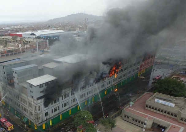 Las Malvinas: Impactantes imágenes de personas queriendo escapar del incendio