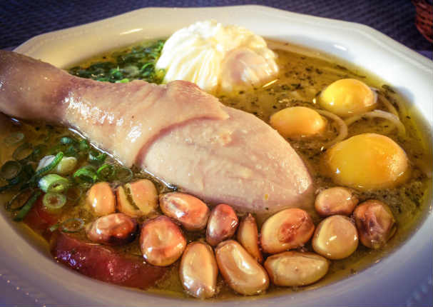 Caldo de Gallina para combatir el resfrío - VIDEO