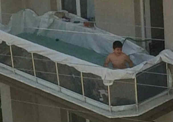 ¡Insólito! No aguantan el calor e improvisan piscina en balcón