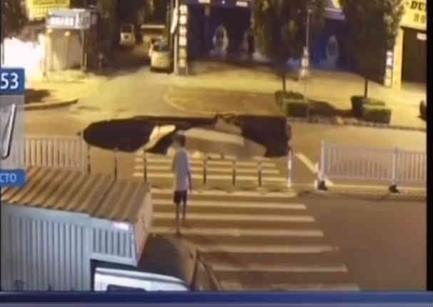 ¡Sufrió tremenda caída por distraerse con su celular! (VIDEO)