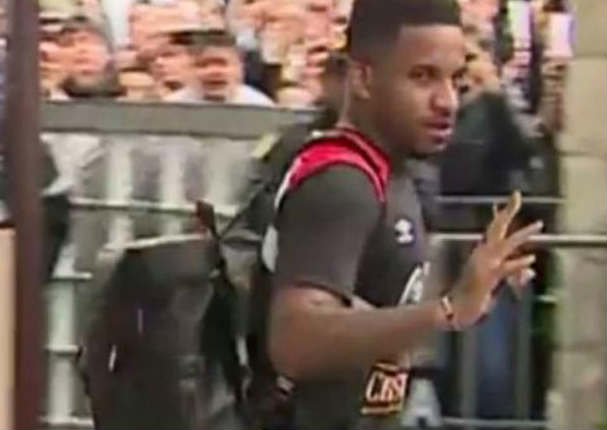 Jefferson Farfán impresionó a todos al salir en pantuflas del hotel - VIDEO