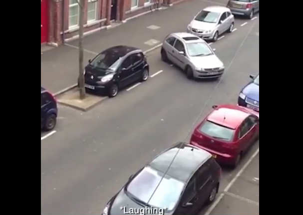 Facebook: Sufrió por más de 20 minutos para estacionar su auto