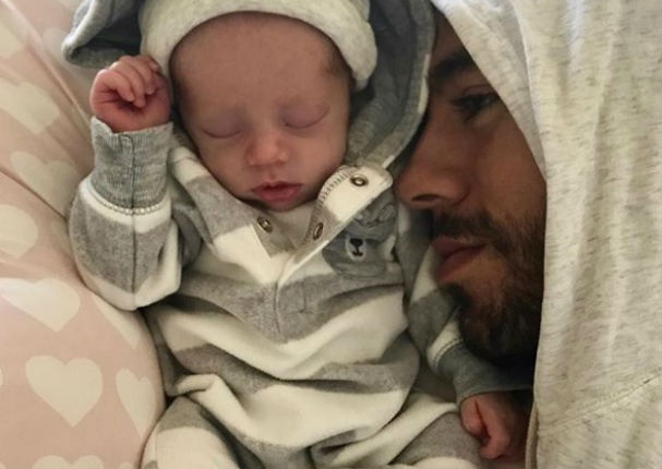 Enrique Iglesias y Anna Kournikova publican las primeras fotos de sus mellizos (FOTO)
