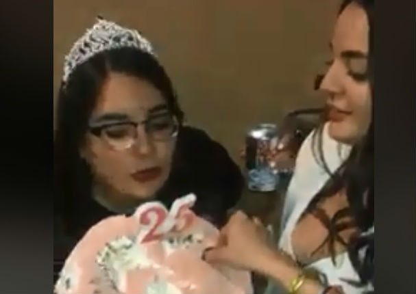 Viral: Torta en la cara a cumpleañera termina mal (VIDEO)