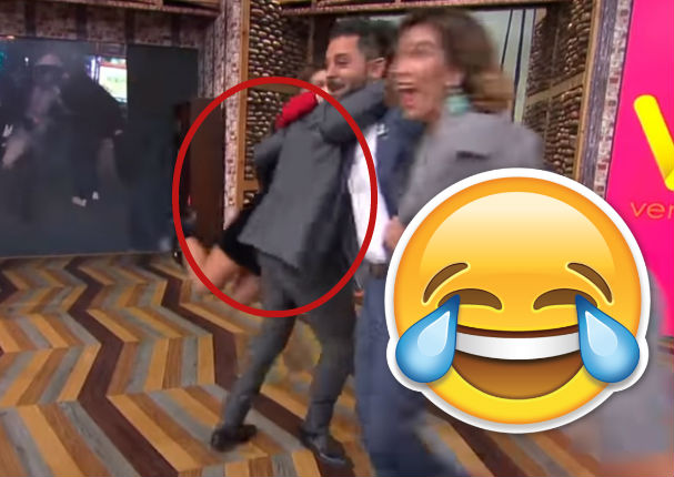 Mira la bochornosa caída de esta conocida conductora de tv (VIDEO)