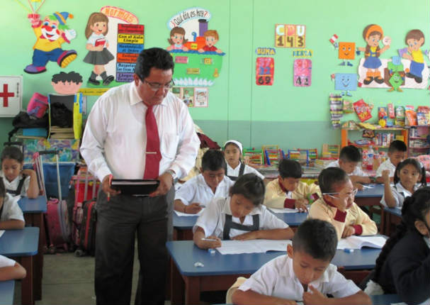Reniec da curioso anuncio y revela que solo hay 8 'Profesores' en el Perú