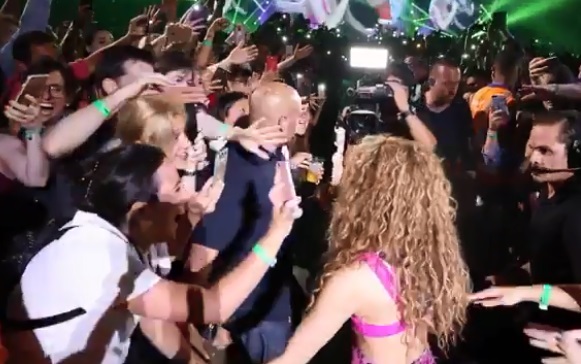 Shakira bajó del escenario en pleno concierto y dejó en shock a fans (VIDEO)