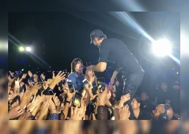 Enrique Iglesias rompe protocolo para protagonizar apasionado beso con fan (VIDEO)