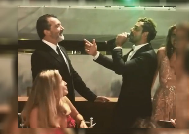 David Bisbal dedica emotivo momento a Antonio Banderas por su cumpleaños (VIDEO)