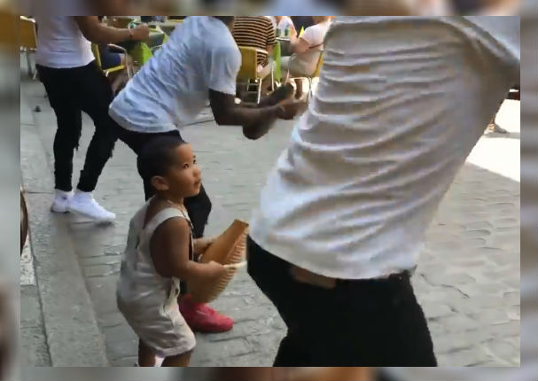 Facebook Viral: Niño causa sensación por ser el miembro más joven de esta orquesta (VIDEO)