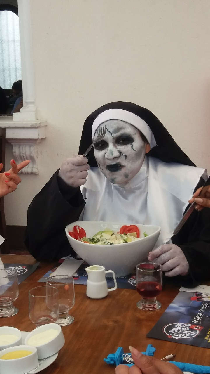 Halloween: Monja vegana se vuelve viral por tremenda juerga (VIDEO)