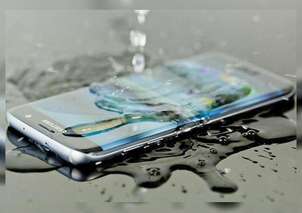 ¿Tu celular se cayó al agua? Sigue estos pasos para recuperarlo