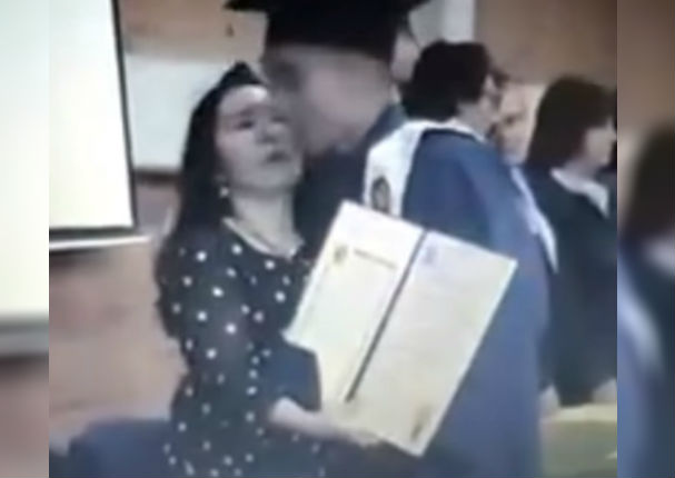 Maestra besó a su alumno durante graduación (VIDEO)