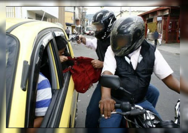 Prohíben la circulación de dos personas a bordo de una moto lineal