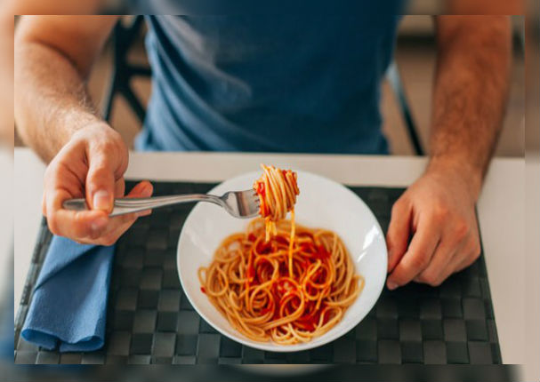 ¿Por qué nunca debes comer tallarines recalentados?