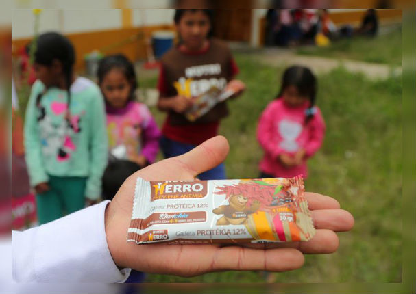 Ingeniero peruano crea ricas galletas para combatir la anemia en los niños