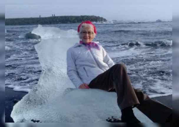 Anciana se sienta sobre un iceberg para tomarse un selfie pero las olas la arrastran