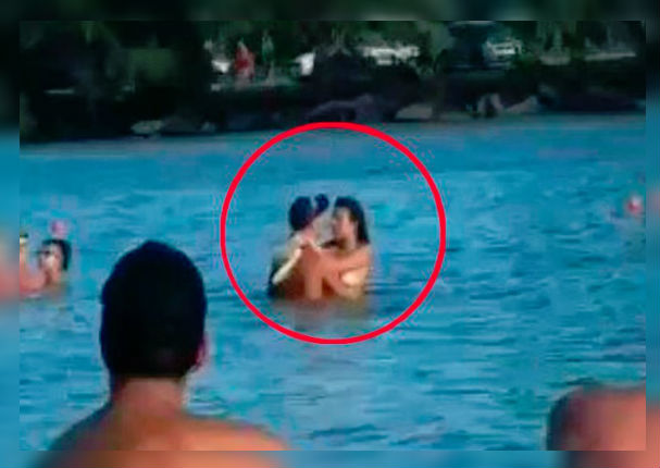 Pareja es captada teniendo intimidad delante de bañistas (VIDEO)