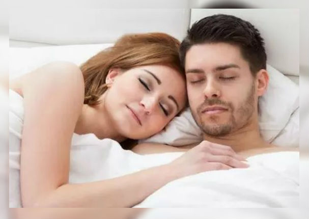 Beneficios de dormir en pareja 'sin pijama'