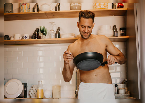 Hombres que dominan la cocina serían mejores 'amantes'