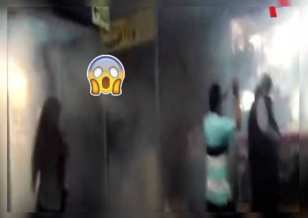Polvos Azules: Fumigan centro comercial con clientes adentro