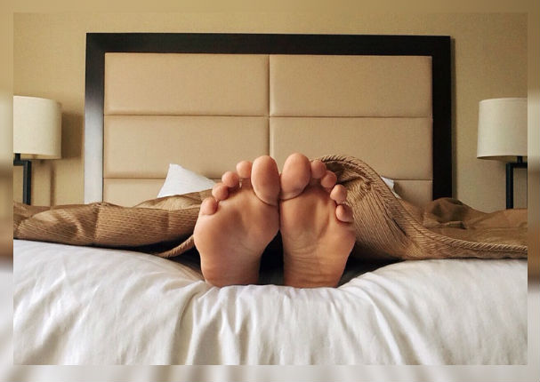 ¿Por qué sacamos los pies fuera de las sábanas para dormir?