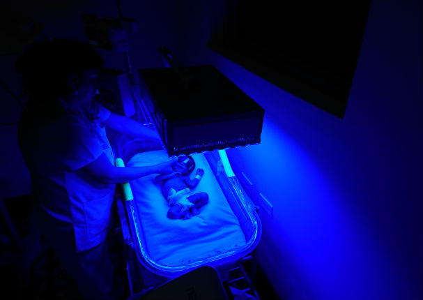 Ingenieros egresados de la USMP desarrollan equipo de fototerapia contra la 'Icterecia Neonatal'