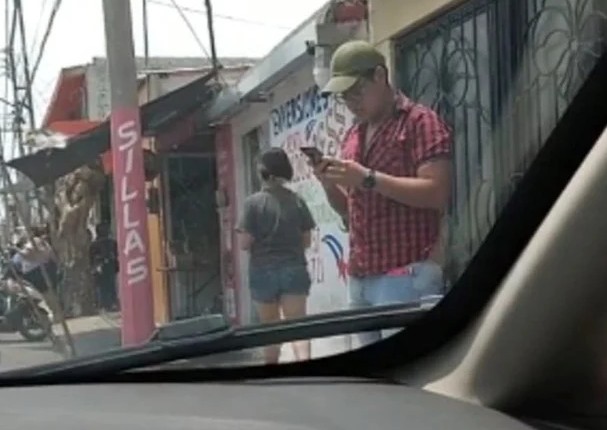 Hombre sale de su auto para escuchar mensaje de su amante y queda en evidencia