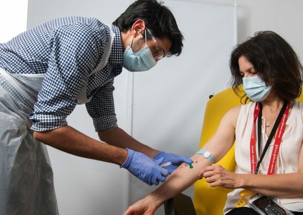 Peruanos se vacunarán con vacuna de distintos países, según ministra de Salud