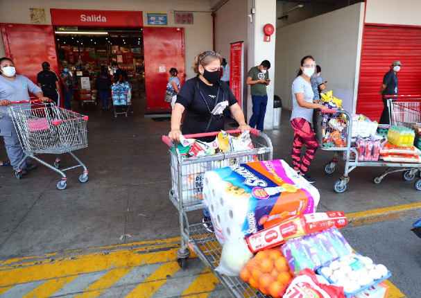 Se forman largas colas en supermercados en Lima tras el anuncio de la cuarentena